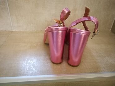 stikle sa debelom petom: Sandals, 37