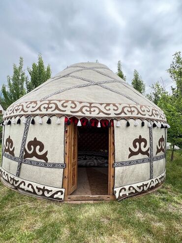 юрты ала арча: Боз үйлөрдү ижаралоо, Каркасы Жыгач, 65 баш, Үстөл