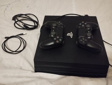 купить playstation 4: PC 4 PRO 1 TB. Çox az istifadə olunub təzə vəziyyətdədir. İki orijinal
