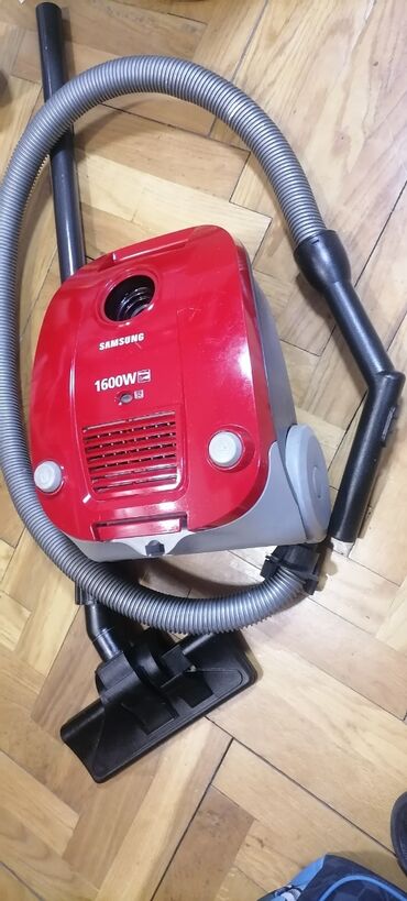 Klasični usisivači: Usisivač SAMSUNG 1600w na papirnu kesu kompletan dobar. Dobro vuče — 2