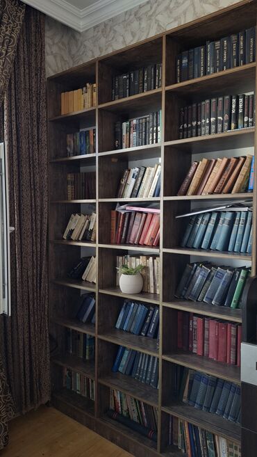 qara daş: Ağac rəngli böyük kitab rəfi (divarboyu) - Material: taxta teksturalı