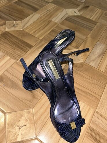 ayaqqabı мокасини: Göy rəngli, ilan dərisi naxışlı slingback hündürdaban ayaqqabılar