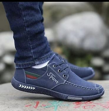 Кроссовки и спортивная обувь: Мужские повседневные кроссовки . Остался только один размер. 41 — 5