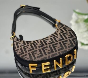 сумка на длинном ремешке: Сумка Fendi с фирменным монограмным принтом FF и крупными золотистыми