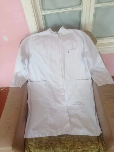 Tibbi geyim: Salam aleykum Ağ rəngde az geyinilmiş tibbi xalatlar ve başqa tibbi — 12