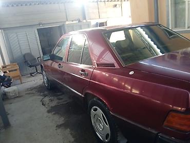 124 е 500: Mercedes-Benz 190: 1990 г., Седан — 3