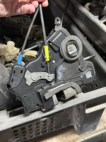 Автозапчасть: замок капота с приводными тросами Описание: - Узел