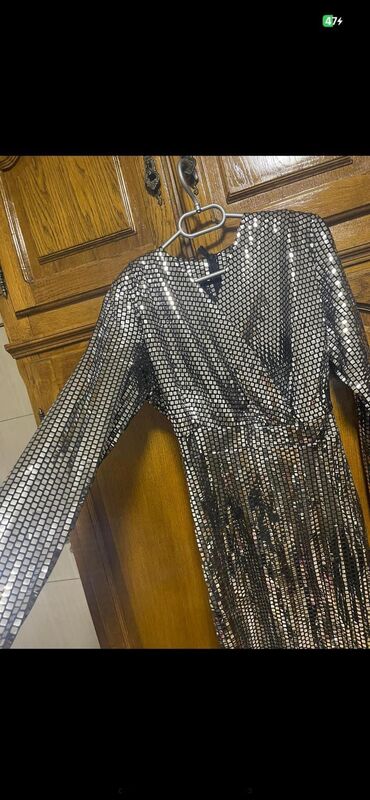 duga haljina od cipke: Haljina na prodaju
Moze za 3000
Nova potpuno