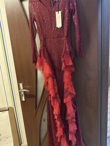 красное платье: Вечернее платье, M (EU 38)