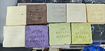 ətirşah: Müxtəlif ətirlərə malik təbii sabunlar. Hər bir sabun kvadrat formalı — 1