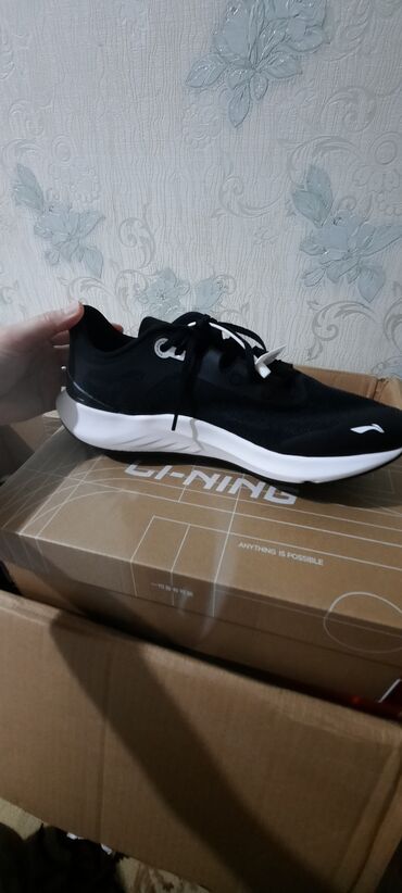li ning мужские кроссовки: Есть в наличии,кроссовки от бренда Li ning в г.Ош. По доступной