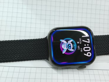 Apple Watch: Смарт-часы с квадратным дисплеем и силиконовым плетёным ремешком
