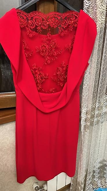 Qırmızı ziyafət/libas - Model: qolsuz, dizə qədər A-kəsim. - Rəng