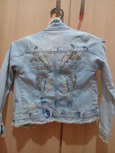 Ostale jakne, kaputi, prsluci: Ženska teksas jakna, svetloplava (wash efekat), sa ukrasima. - — 4