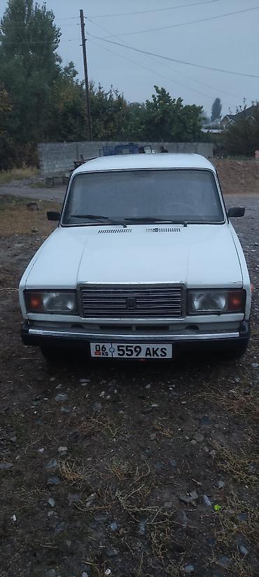 ВАЗ (ЛАДА): ВАЗ (LADA) 2107, белый седан. Классический четырёхдверный автомобиль — 1