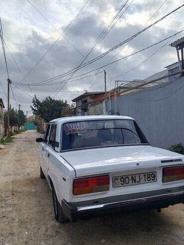 VAZ (LADA): VAZ 2107, ağ rəng, sedan kuzov. Xüsusiyyətlər: - Klassik “07” — 4