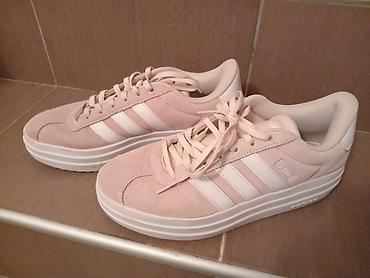 Ženske patike Adidas – puder roze nijansa sa belim detaljima - Model