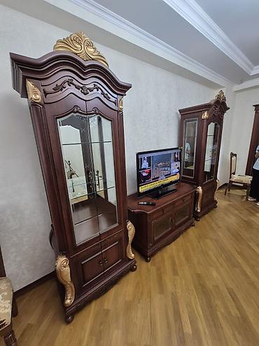 Klassik üslubda qonaq otağı mebel dəsti Tərkibi: - 2 ədəd şüşə