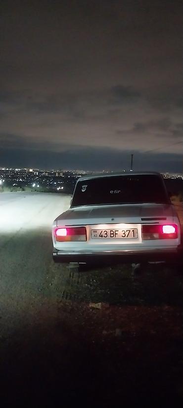 sarı ford transit: Ağ rəngli klassik VAZ/Lada 2107 sedan. Avtomobil 4 qapılı кузов — 4