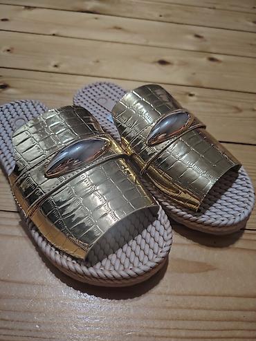 dəri bosonojkalar: Yeni. Qızılı rəngli qadın şlapanları - Model: slip-on, geniş üst — 1