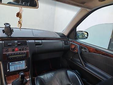 Mercedes-Benz: Mercedes-Benz E-Class: 3.2 l | 2002 il Sedan — 10