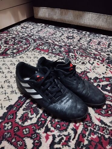 обувь адидас: Футбольные бутсы Адидас 40 размера покупал за 2000