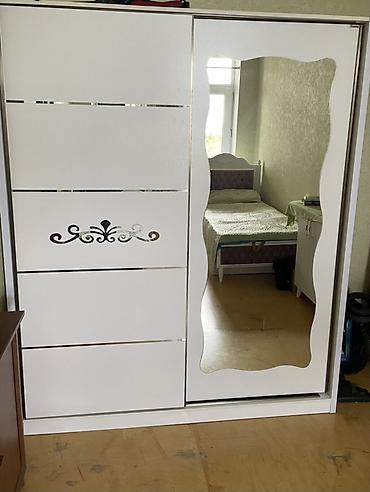 Ağ rəngli sürgülü qapılı paltar şkafu - Dizayn: Minimalist üslubda ağ