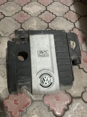 крышка двигателя: Крышка двигателя "FSI Turbo" с логотипом Volkswagen, предназначенная