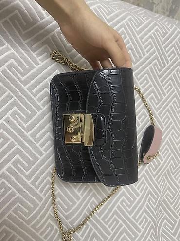 marc jacobs: Маленькая женская сумка-кроссбоди - Цвет: черный, глянцевая фактура — 2