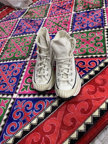 Кроссовки и спортивная обувь: Кроссовки, 37.5, Converse, Б/у, цвет - Белый, Бесплатная доставка at lalafo.kg Кроссовки и спортивная обувь: Кроссовки, 37.5, Converse, Б/у, цвет - Белый, Бесплатная доставка