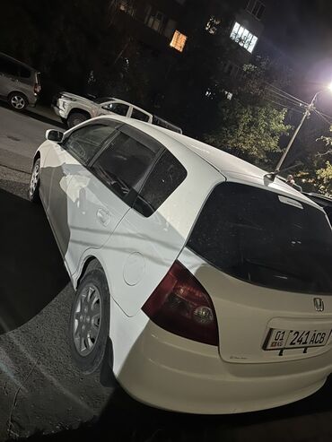 хондо цивик: Белый хэтчбек Honda Civic с характерным дизайном кузова. Автомобиль