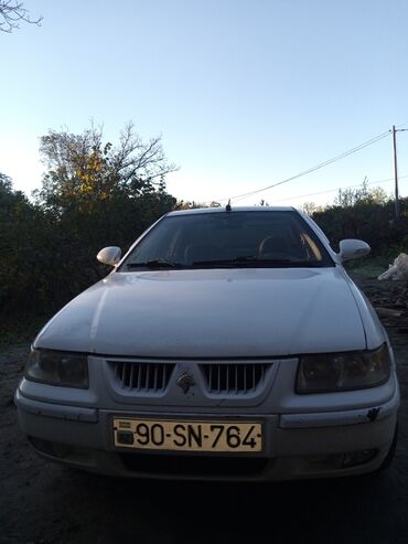 диски литые на бмв: Ağ rəngli sedan avtomobil. Xüsusiyyətlər və detalları: - Korpus: 4