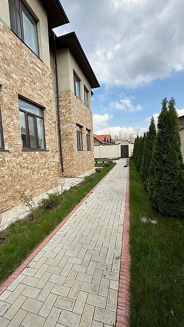 Продажа коттеджей и домов: Продается 2-х эт. дом + цокольный этаж Район Киргизия-1 Зем. участка - — 1