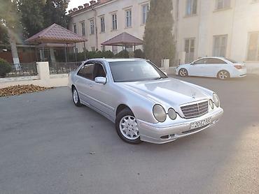 w210 oturacaq: Mercedes-Benz E-Class sedan (W210), gümüş rəng. - Kuzov: 4 qapılı — 2