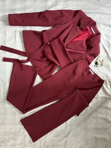 укороченный пиджак и брюки: Брючный костюм, Клеш, Полиэстер, Осень-весна