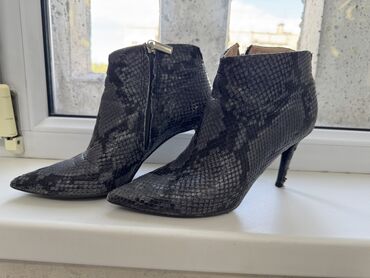 Ботинки и ботильоны: Натуральная кожа. Символично at lalafo.kg Ботинки и ботильоны: Натуральная кожа. Символично