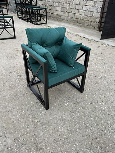 ev t: Loft üslublu tək kreslo. Möhkəm qara metal karkasa malikdir və yan — 1