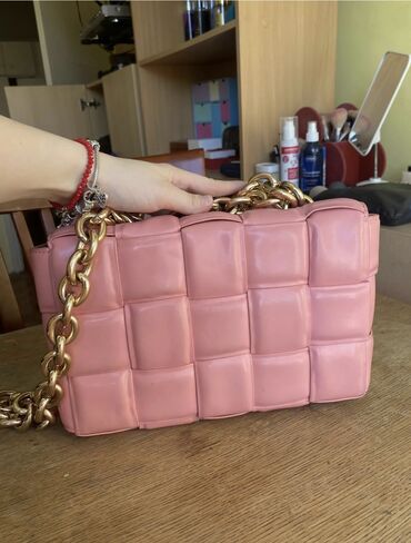 Handbags: Bottega Veneta kopija. Torba je kožna, roze boje, nošena je. Nema