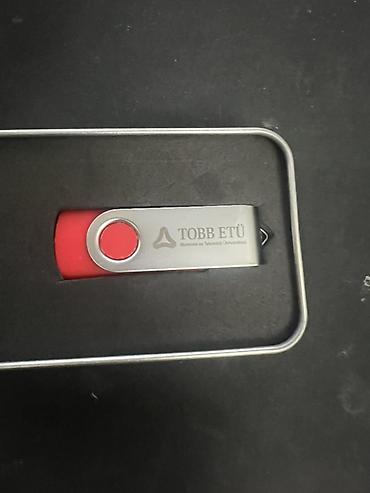 flash: USB flash yaddaş – TOBB ETÜ loqolu - Korpus: qırmızı silikon gövdə — 2