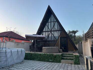 Günlük kirayə evlər: A‑Frame üslubunda taxta ev – həyət və istirahət zonası ilə - Müasir — 2