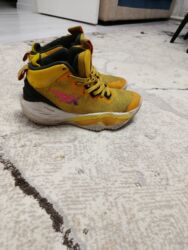 Кроссовки и спортивная обувь: - Размер: EU 38 длина стопы 250 мм (указано на ярлыке). - Верх — 4