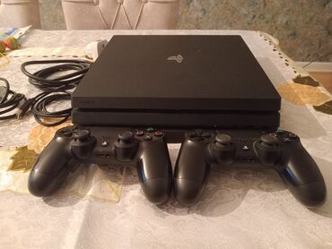 PS4 (Sony Playstation 4): Playstation 4 pro 2 pult heçbir problemi yoxdur Bütün kabellər,plomb