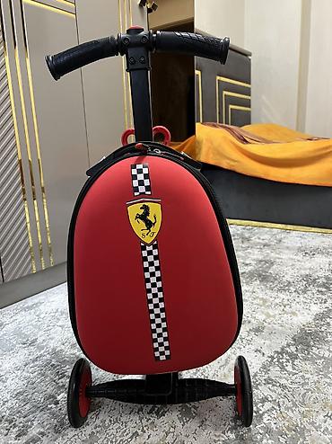 Спорт и отдых: Ferrari rəsmi lisenziyalı uşaq skuteri-çəkmə çamadan (3 təkərli) - — 3