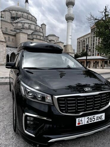 размещение рекламы: Kia Carnival/Sedona — премиальный 7-местный минивэн в черном цвете с