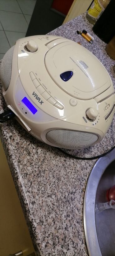 Pojačala i prijemnici: Radio veći VIVAX sa ispravnim CD i USB
Lep Radio
 Mirjevo — 15