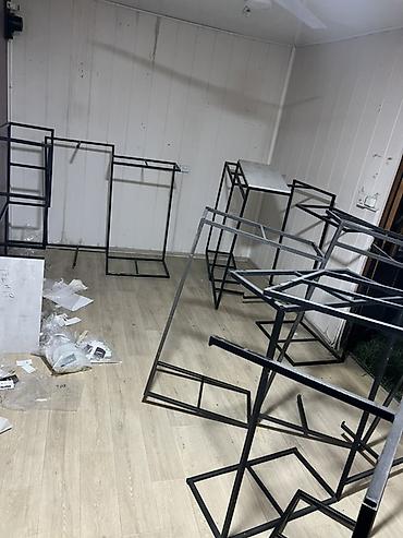 Металлические торговые стойки/конструкции для одежды и аксессуаров -