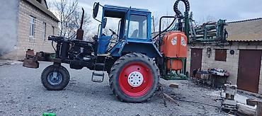 traktor yumze: Belarus MTZ təkərli traktor və asılan püskürdücü və gübrə səpənlə — 3