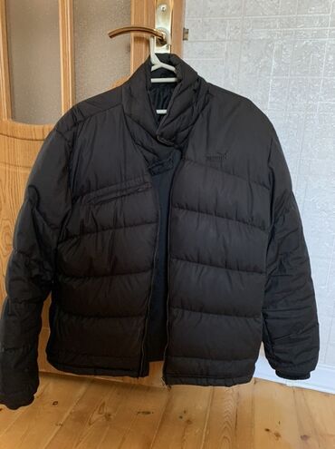 Сковородки: Puma brendinə məxsus qara rəngdə uniseks gödəkçə, soyuq havada istilik