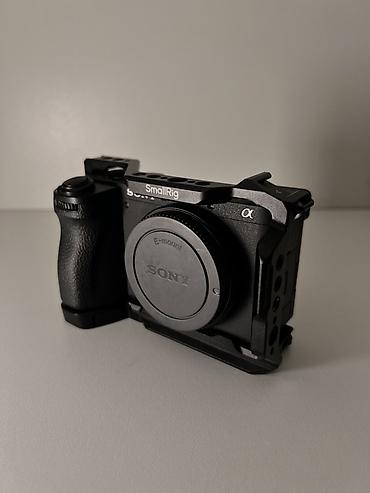 Беззеркальная камера Sony α6700 (E-mount) с защитной клеткой SmallRig
