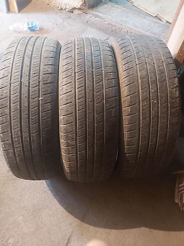 Шины: Комплект автомобильных шин 215/60 R17. 3 штуки летний отдам 2500 сом — 2